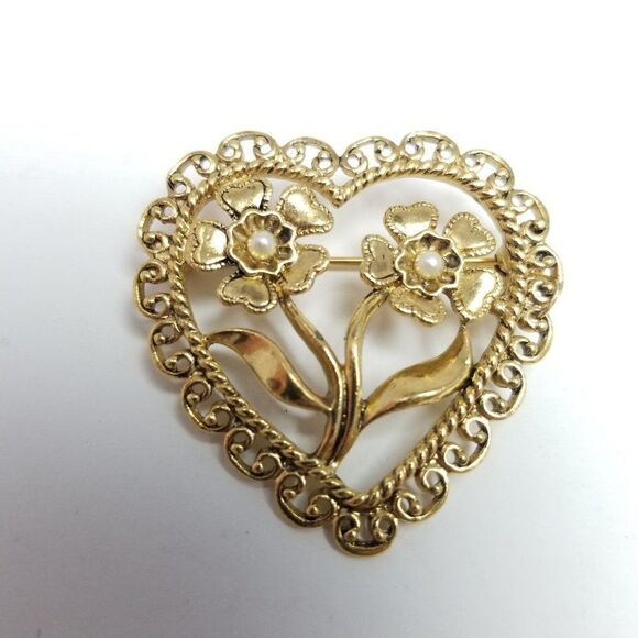 Vintage Heart Shape Flower Brooch, Gold Tone Filigree Border, Retro Lapel Pin - Picture 5 of 5